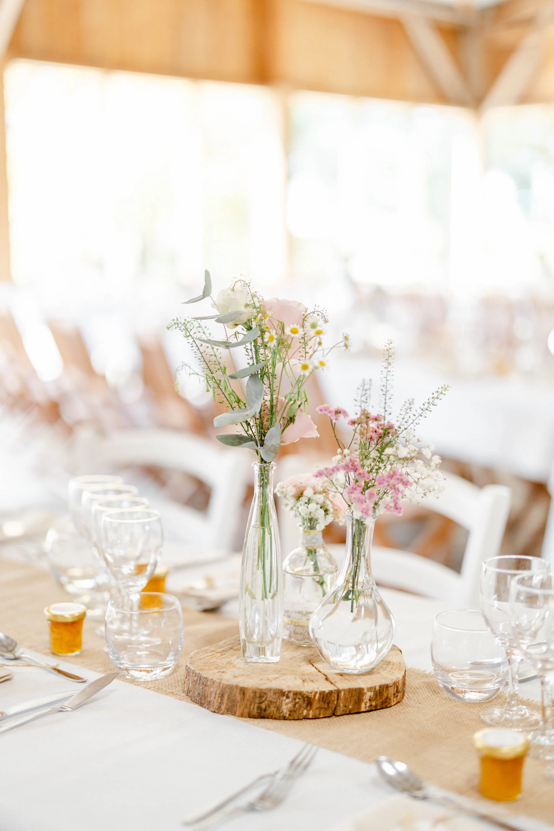 vaisselle meubles verres à pied composition florale verres